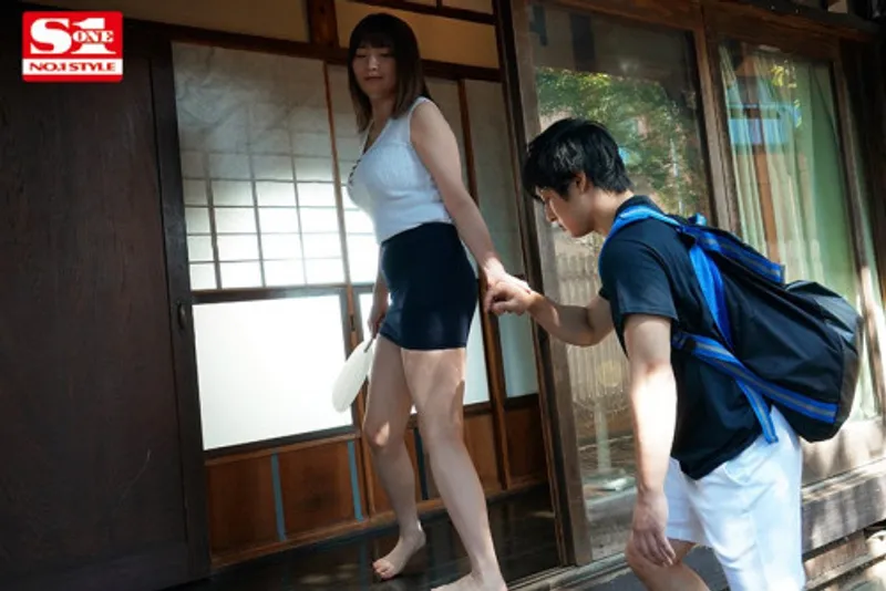 Anh chàng dam dang cu khi nhìn trộm em họ địt trộm với chồng