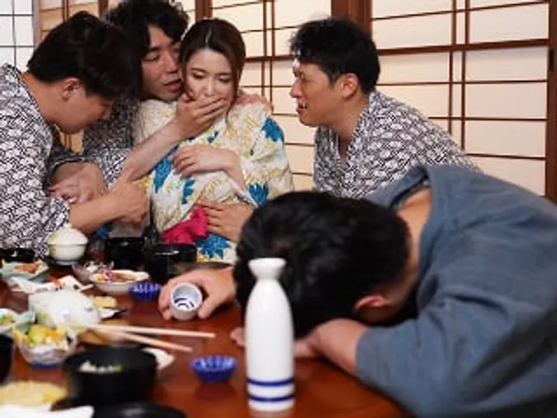 đưa người vợ đi suối nước nóng, ông chồng không biết vợ yêu bị người khác đụ sấp mặt