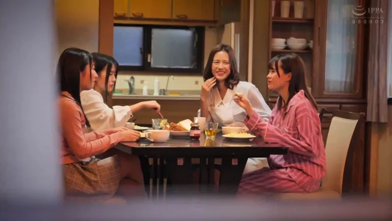 Bố đi vắng, 4 cục vàng ở nhà bị những tên côn đồ để ý tới