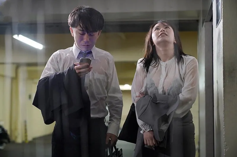 Kẹt lại nhà trọ với tiền bối nữ sau một cơn mưa ướt đẫm