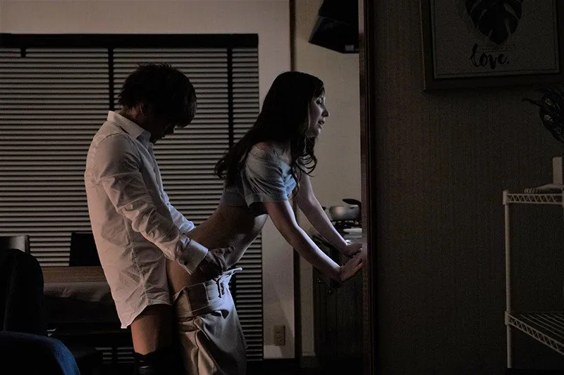 Tiền bối đi công tác, cậu nhân viên đến nhà nện vợ yêu ông ấy