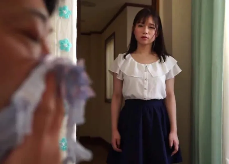 Cục vàng phát hiện bố dượng biến thái ngửi đồ lót của mình